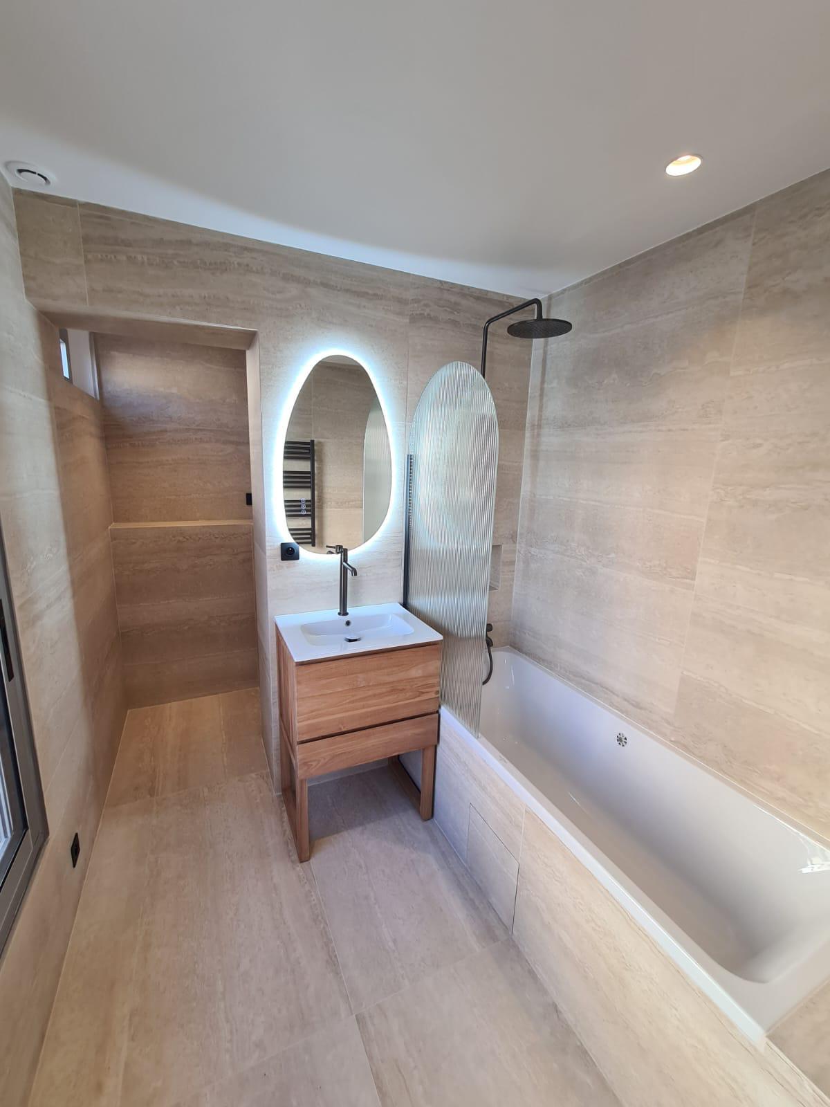 Salle de bain design aux tons sable, baignoire îlot
